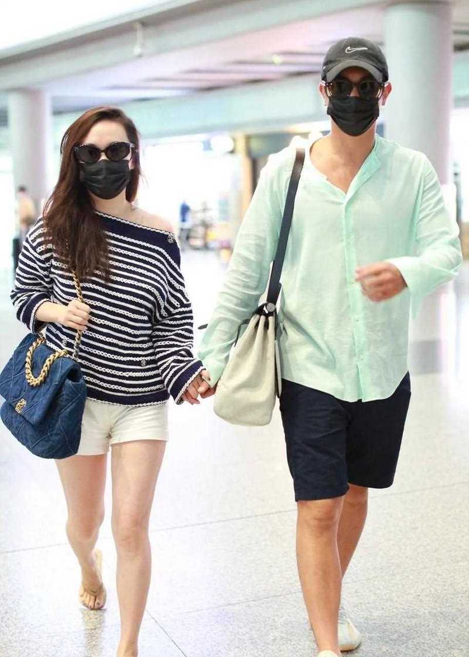 霍思燕蓝色露肩条纹衫 白色短裤 chanel19牛仔包袋 人字拖自在随性.