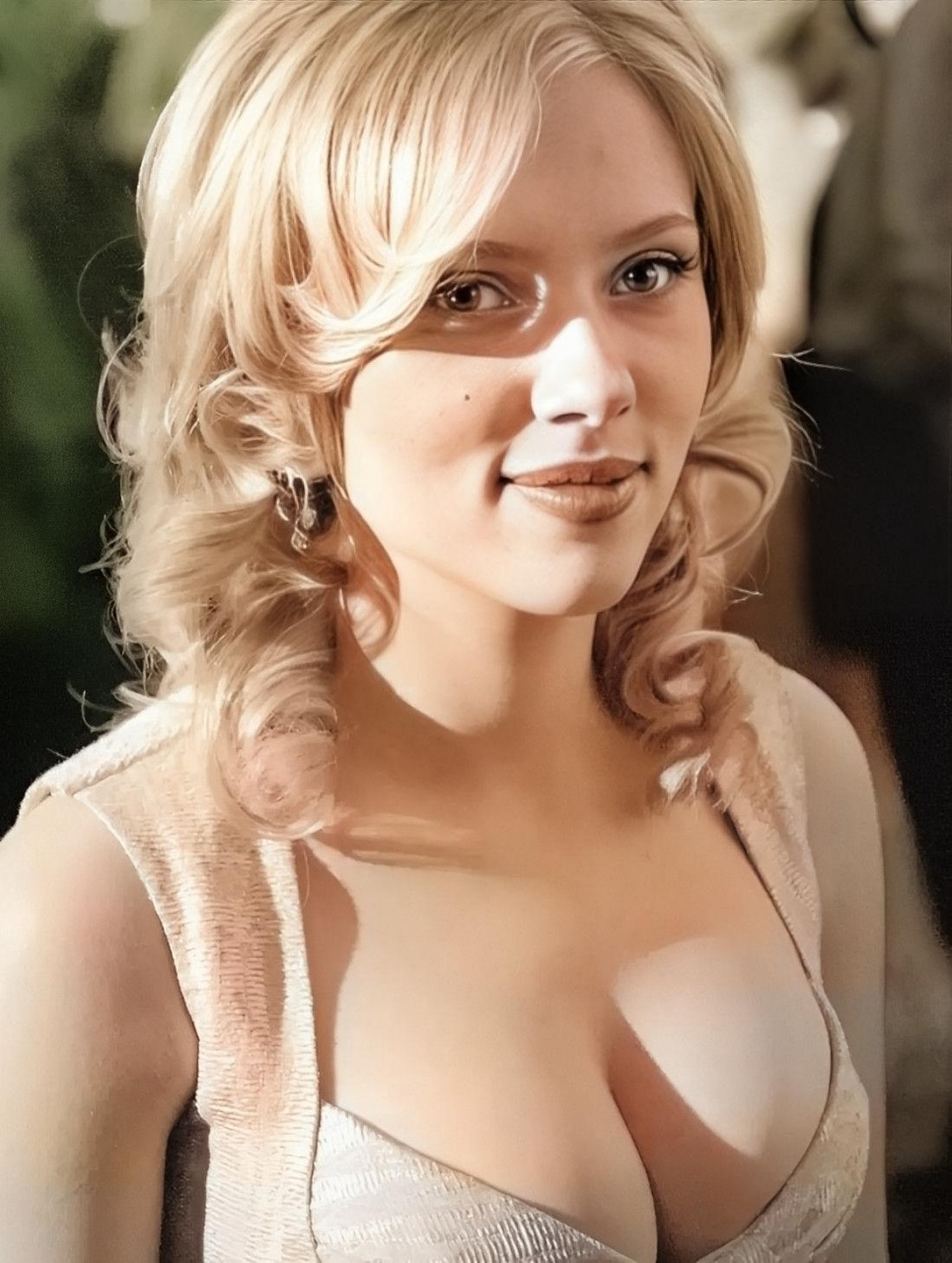 21岁的斯嘉丽·约翰逊被拍到参加2005年《赛点》首映式!