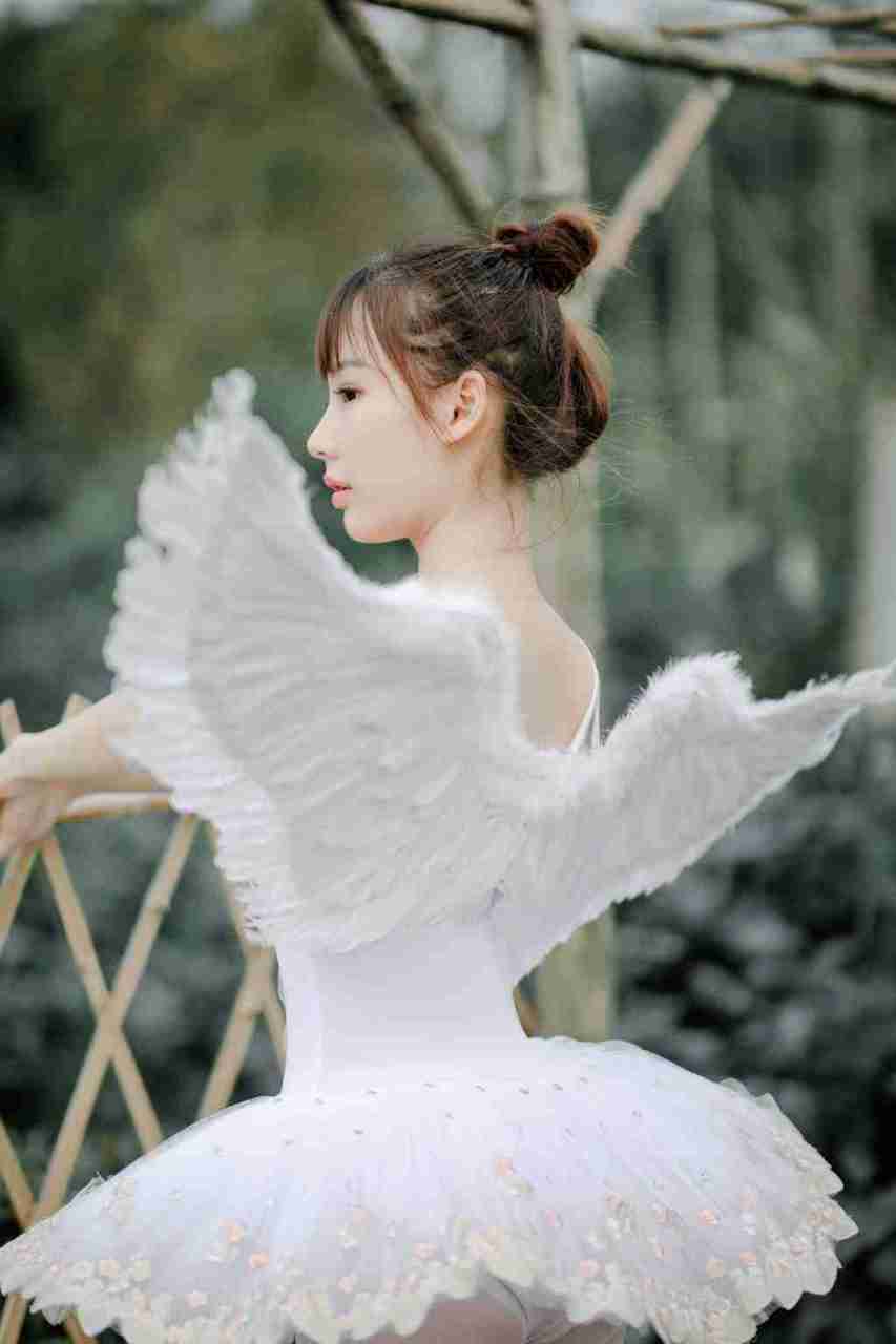 妖娆美女卢小彧天使装唯美私拍