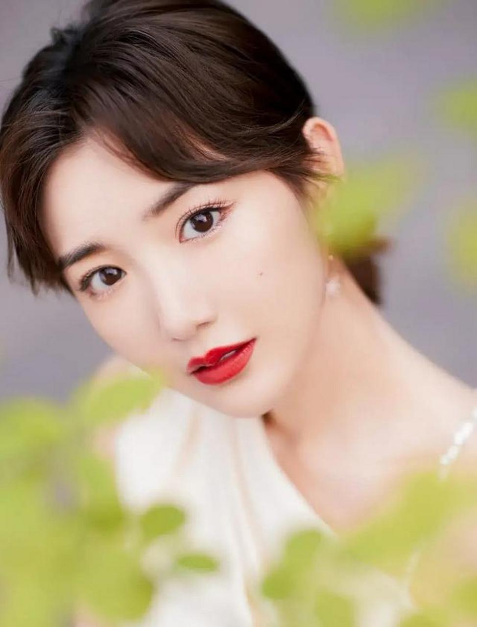 毛晓彤怒甩渣男后美出圈,穿白色斜肩连衣裙配大红唇,网友:美爆