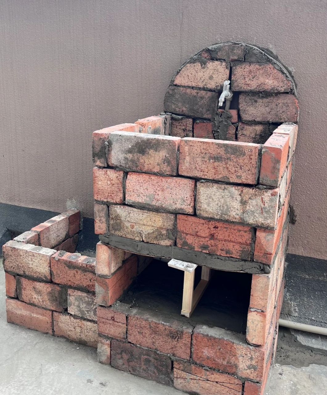 不到200元自制花园洗手池 具体花费如下: 红砖50元,水泥黄沙20元,外墙