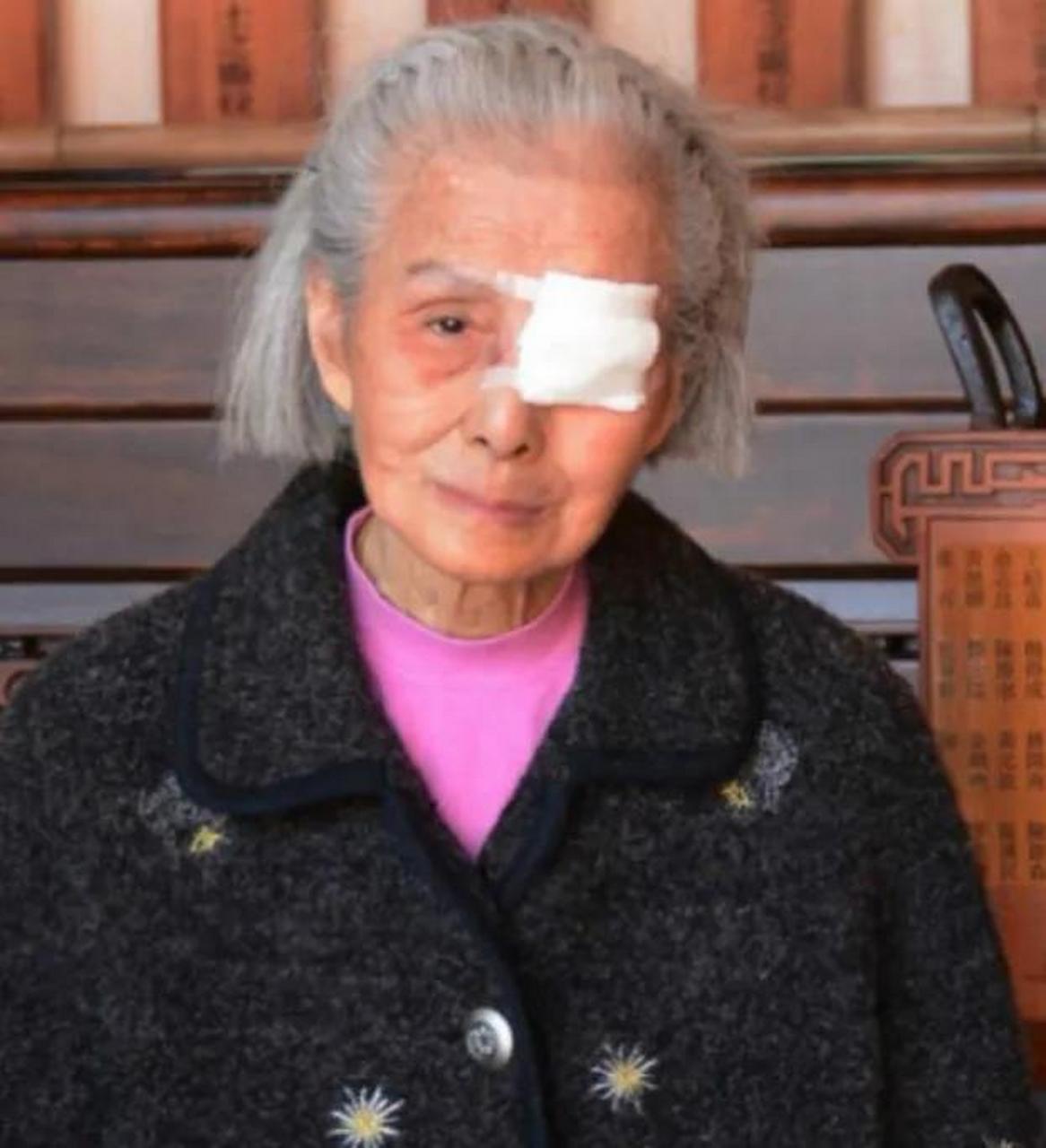 77年后,93岁的张淑英终于找到了丈夫的灵牌.