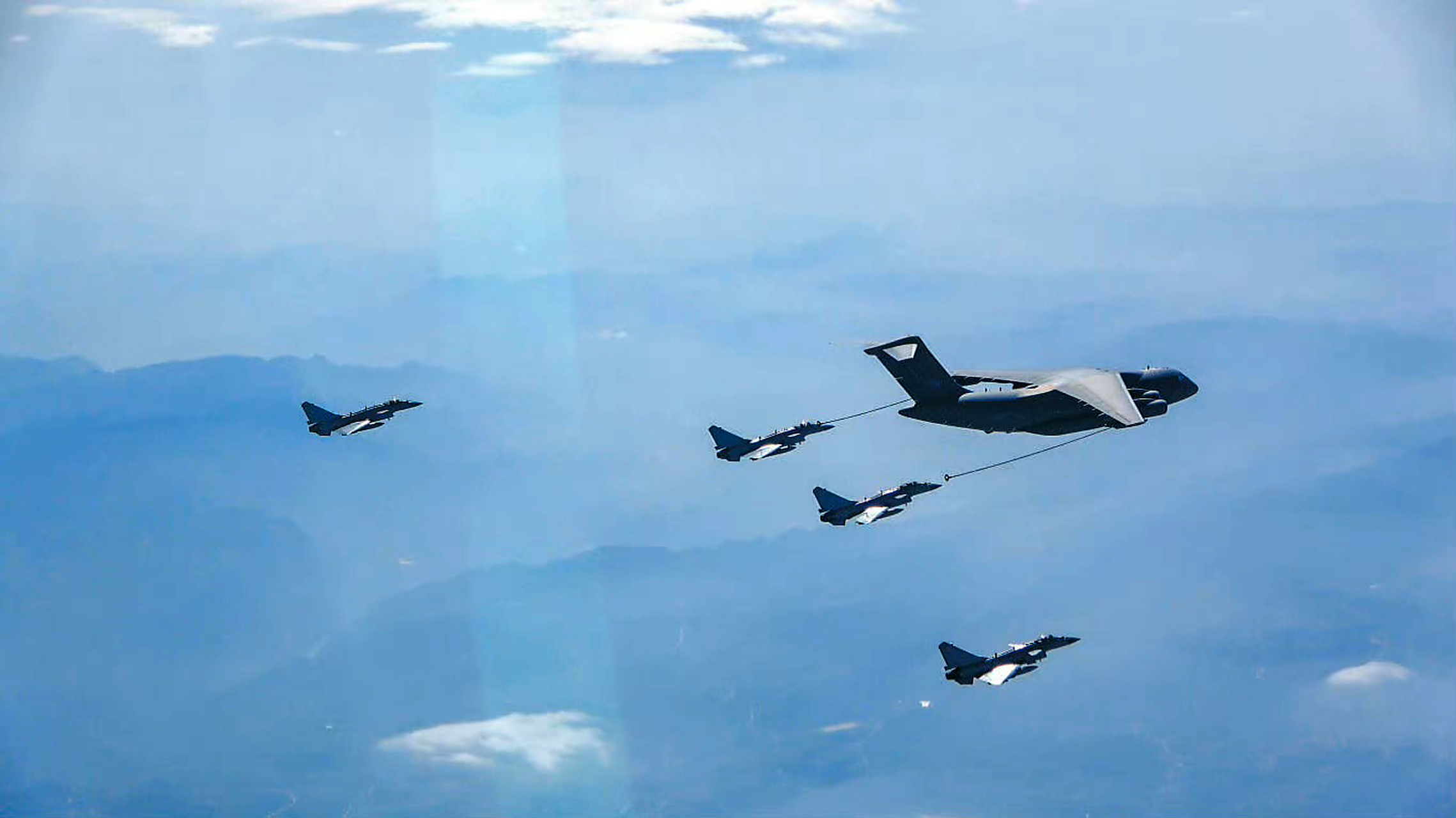 空军某部歼-10c战斗机与运油-20加油机进行空中加油训练.