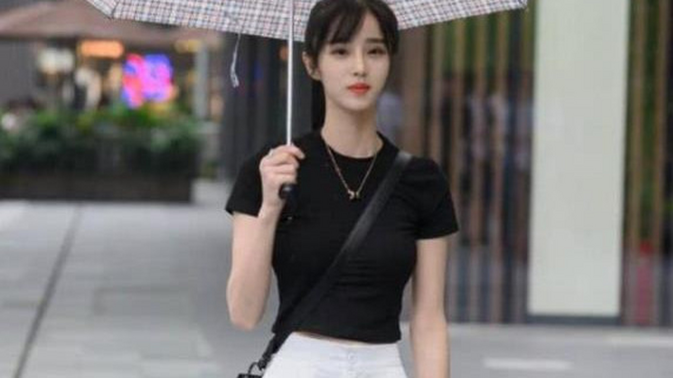 明艳端庄的美女,一件黑色短袖配白色长裤,时尚窈窕好身姿