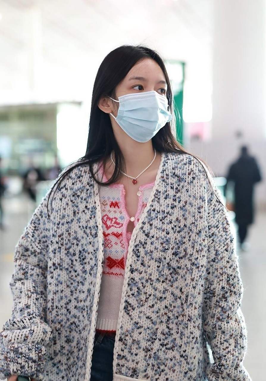 周也机场街拍,针织开衫 牛仔裤 dior包袋温柔简约.