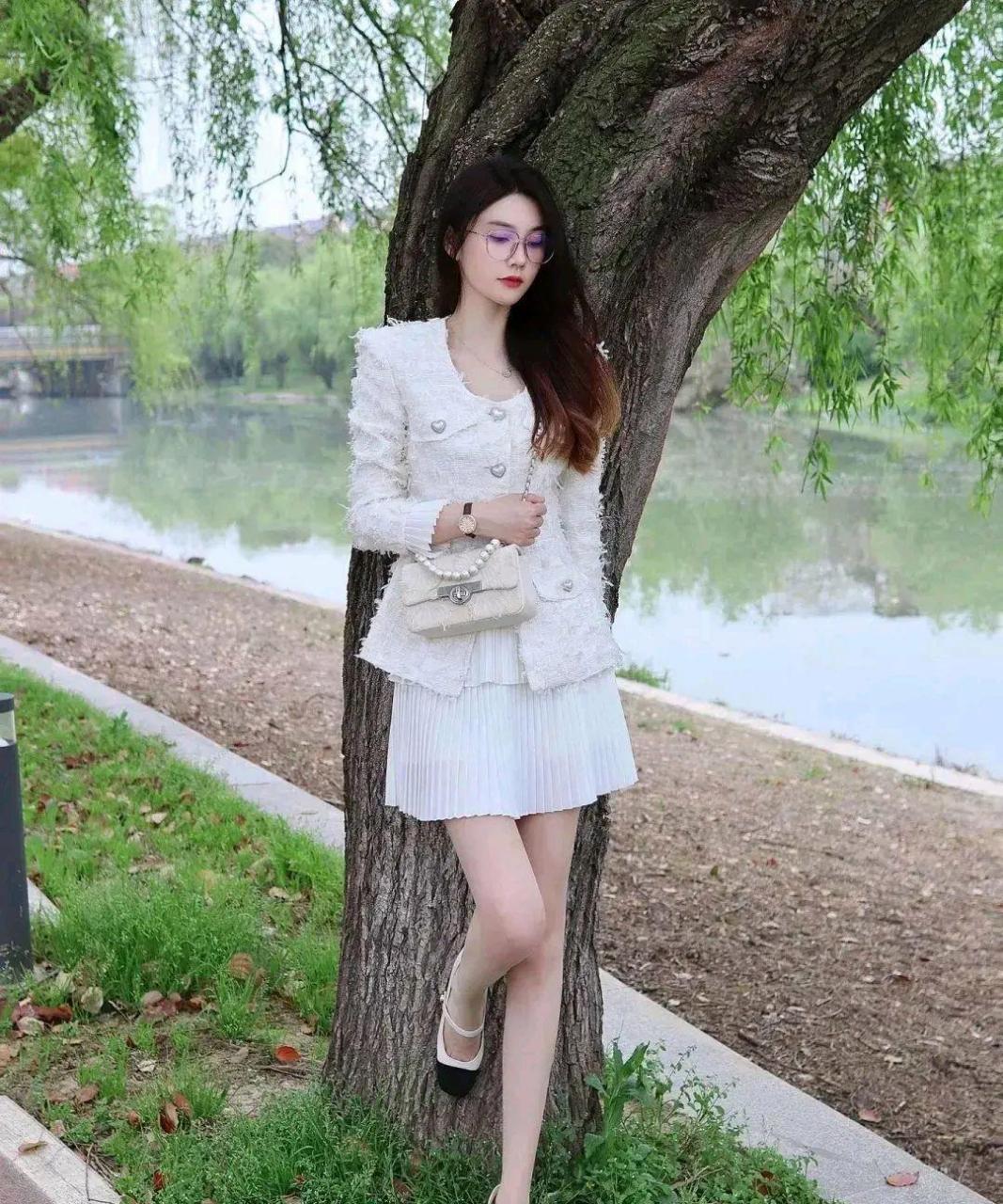 柳树下的白衣女王