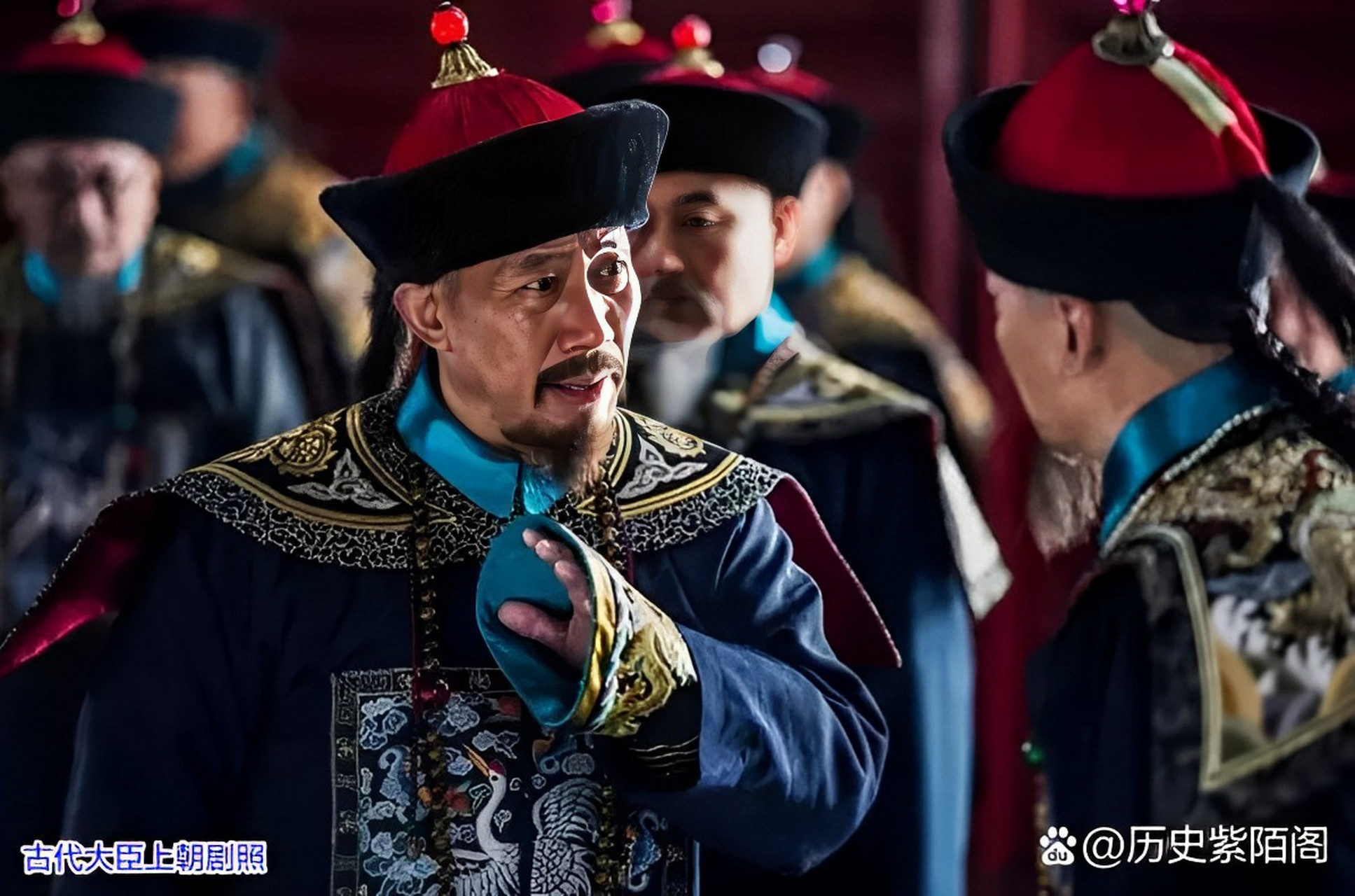 清朝通常在早上5点上朝.到早上七点而大臣却不得不提前在午门外等候.