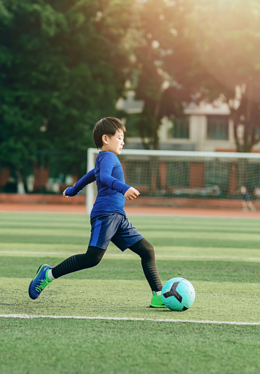 一脚直中球门,踢球的男孩是帅!