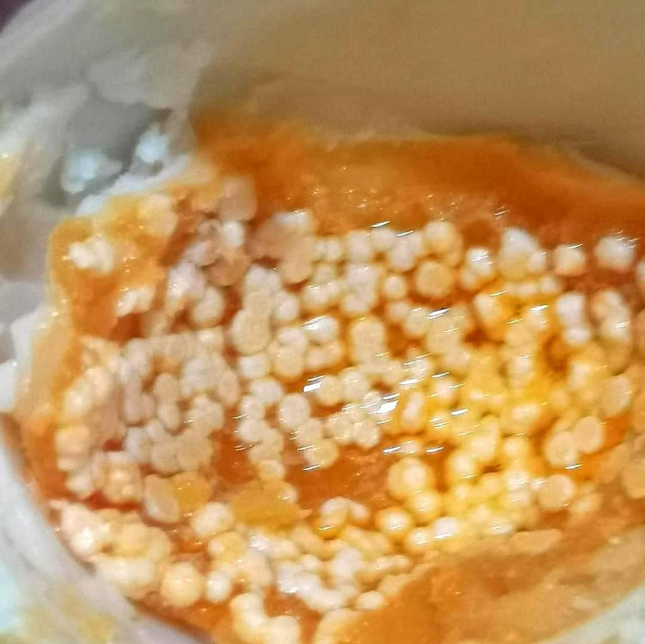 咸鸭蛋黄上有许多白色小颗粒,这些小颗粒是什么?