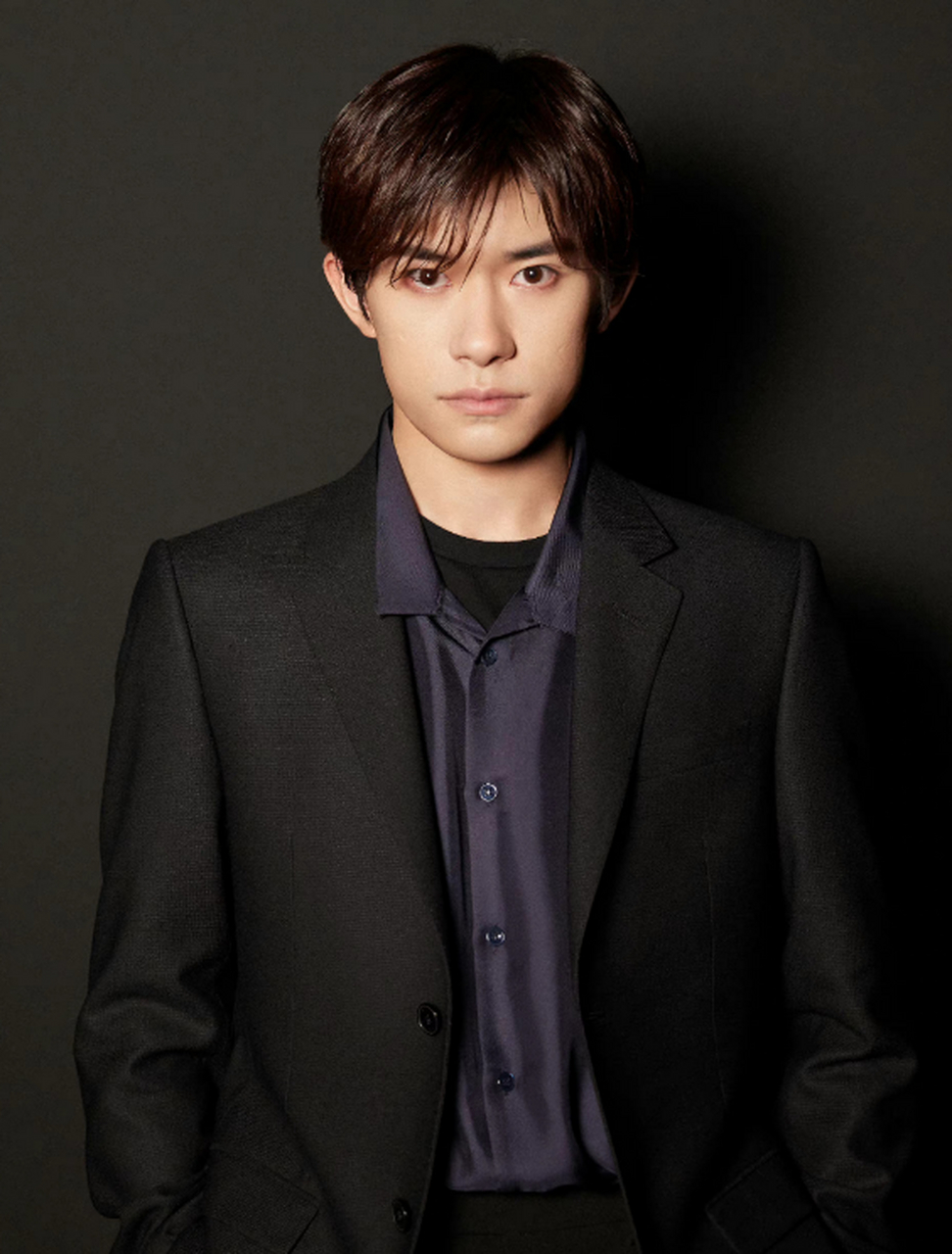 易烊千玺微博之夜宣传图,蓝色牛仔衬衫98很搭!