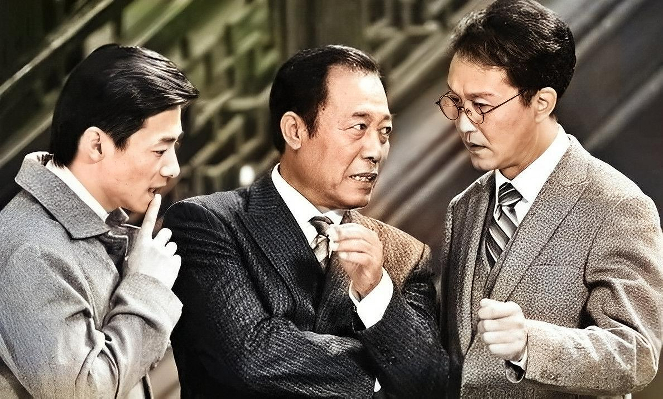 在拍摄电视剧《潜伏》时,有一个场景是孙红雷突然掉了剧本,指着姚晨