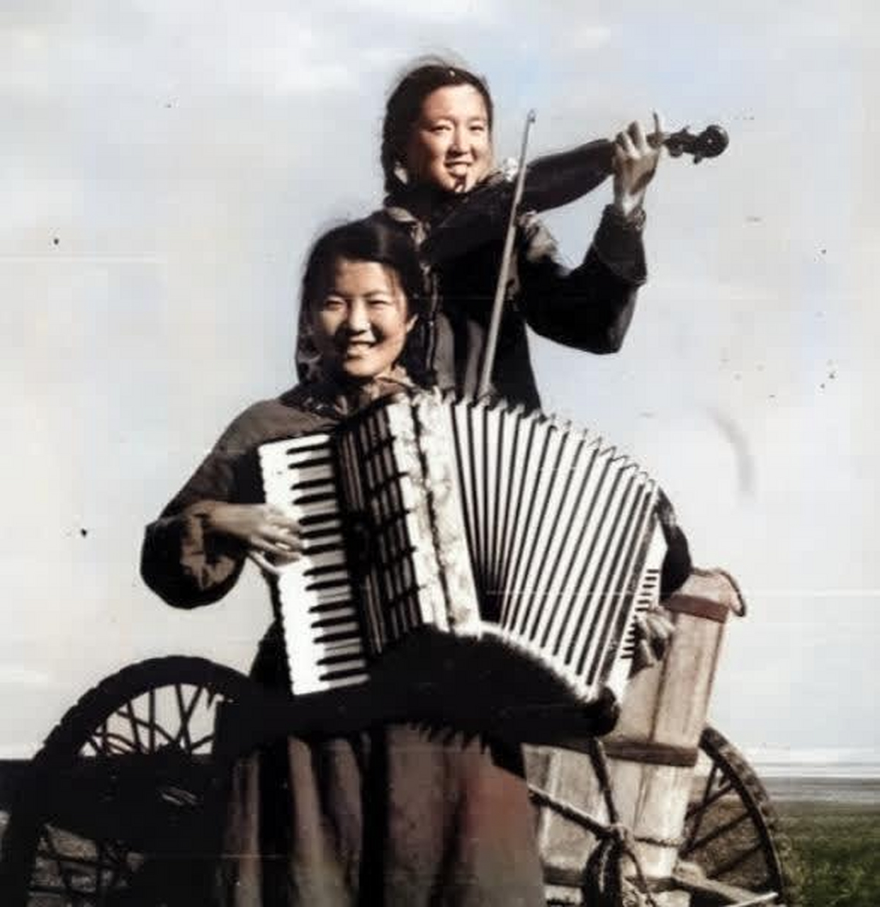 历史老照片: 上世纪六七十年代,响应伟人的号召,许多受过教育的年轻人