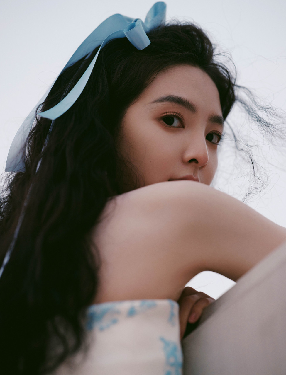 章若楠的清新魅力:穿着印花抹胸裙笑容甜度满分#章若楠# #娱乐星爆闻