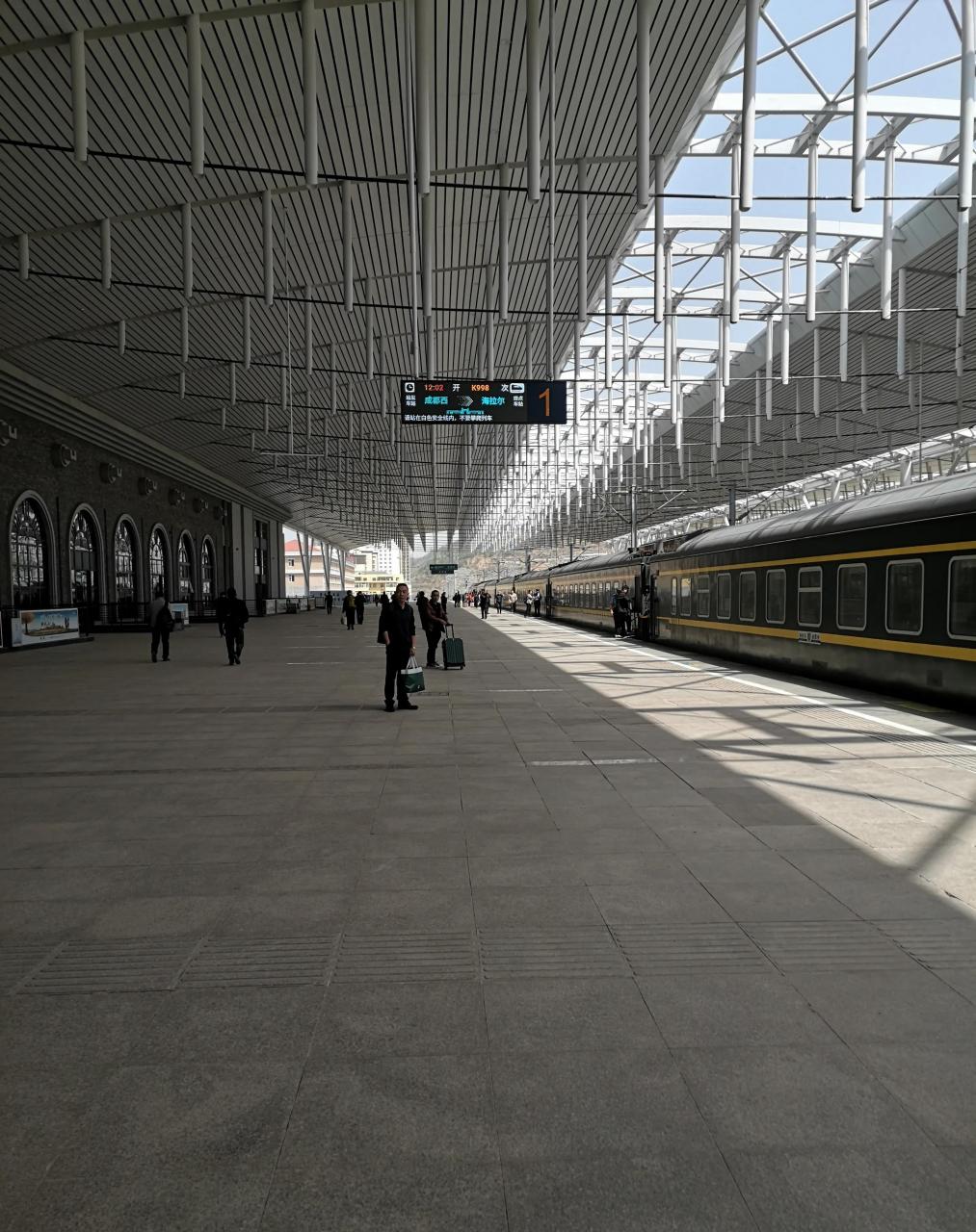 12点过几分到达的延安站,把行李放到酒店,洗了一把脸,又赶紧出门.