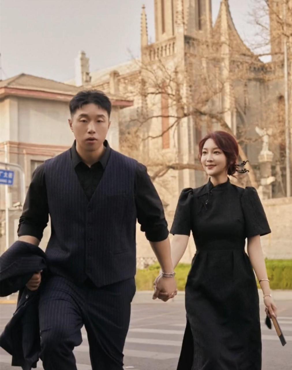 烧饼和妻子郑胡昕拍写真照,再也没有人说"美女和野兽"了,饼哥的造型