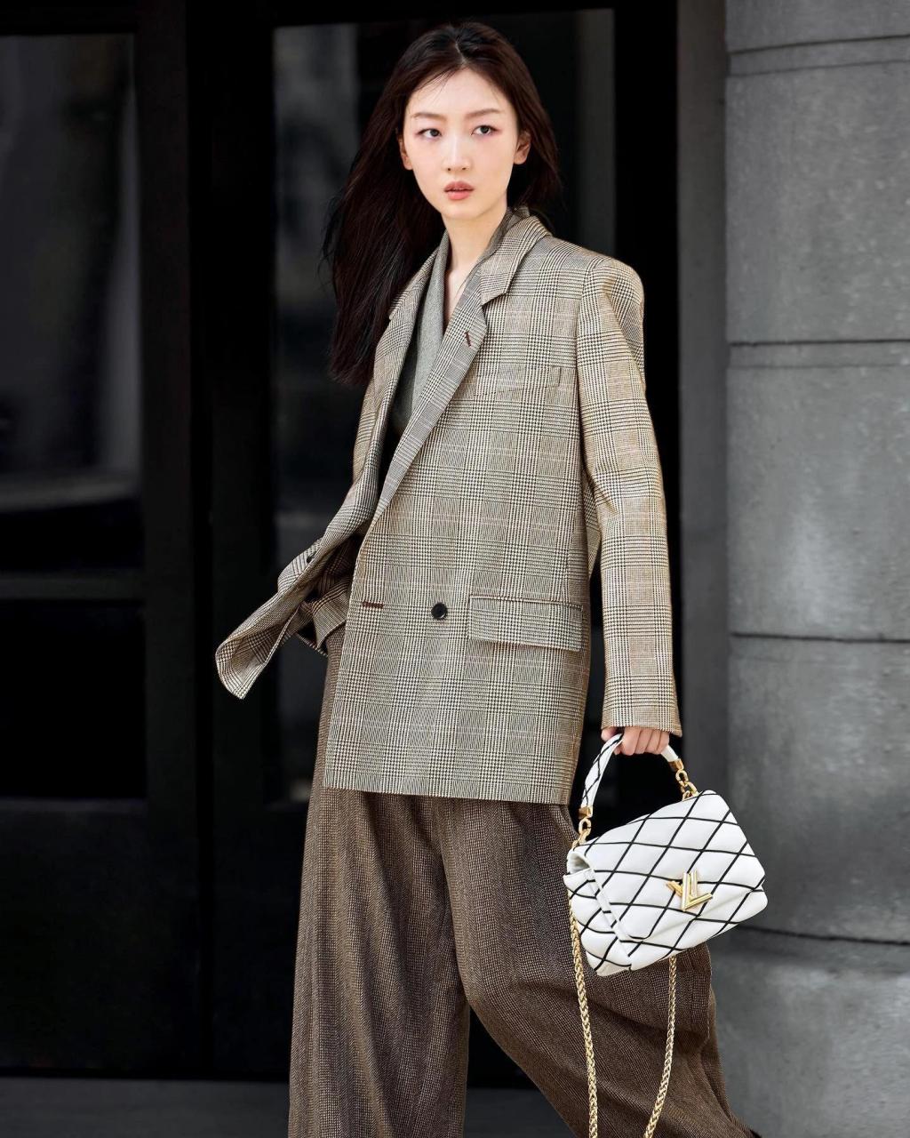 真的能驾驭得了lv的衣服 周冬雨ins更新两则品牌拍摄图片,看上去好酷
