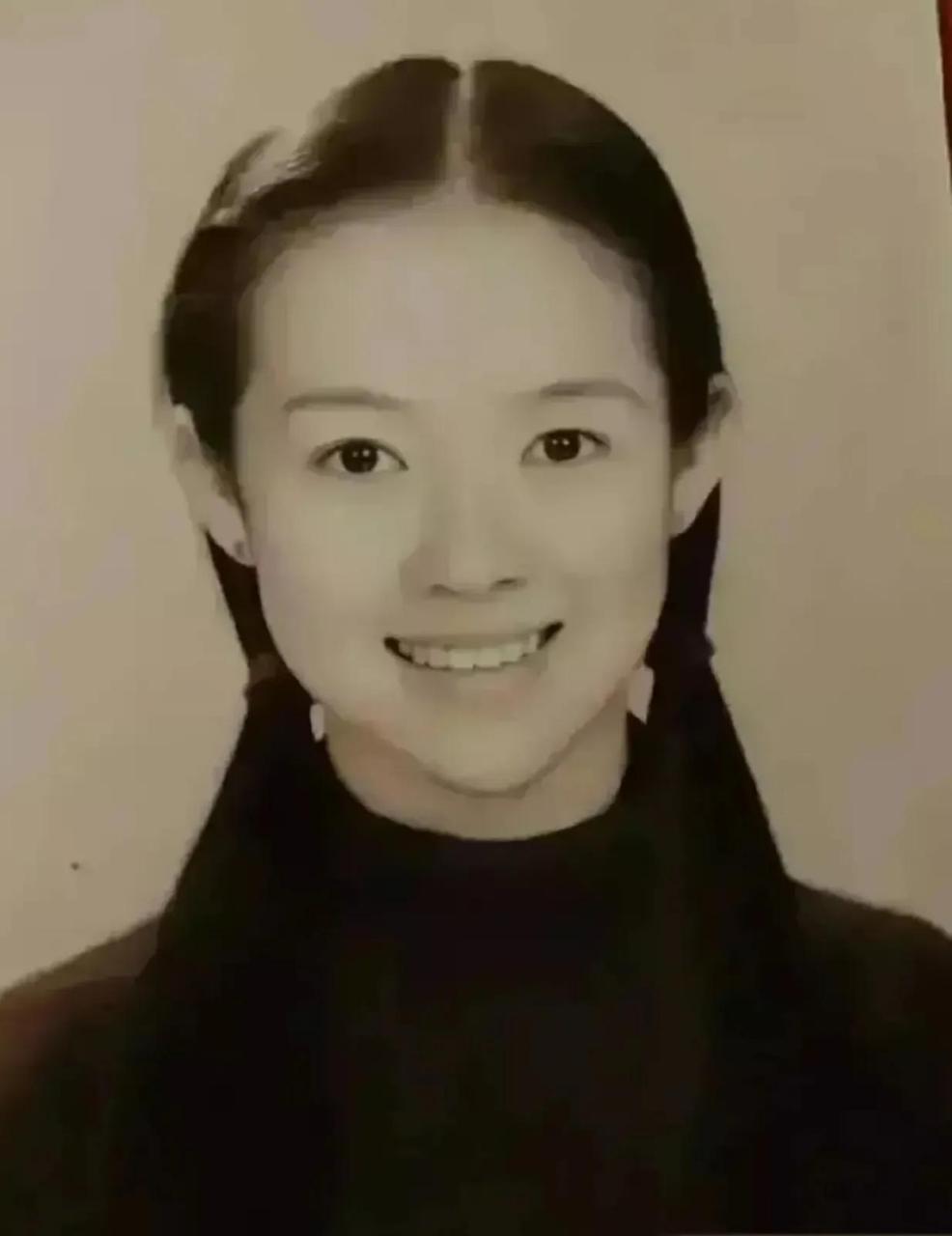 1996年,时年19岁的章子怡参加高考,准考证上的照片展现了她清纯的美貌