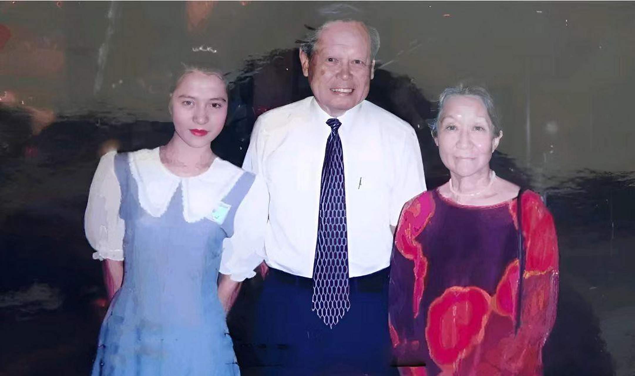 1995年,杨振宁和杜致礼夫妇与翁帆合影,这确实让人感到好奇!