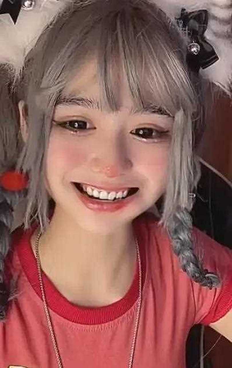 人间清醒杨安妮,一个在抖音,快手都拥有千万粉丝的00后,一个为了自己