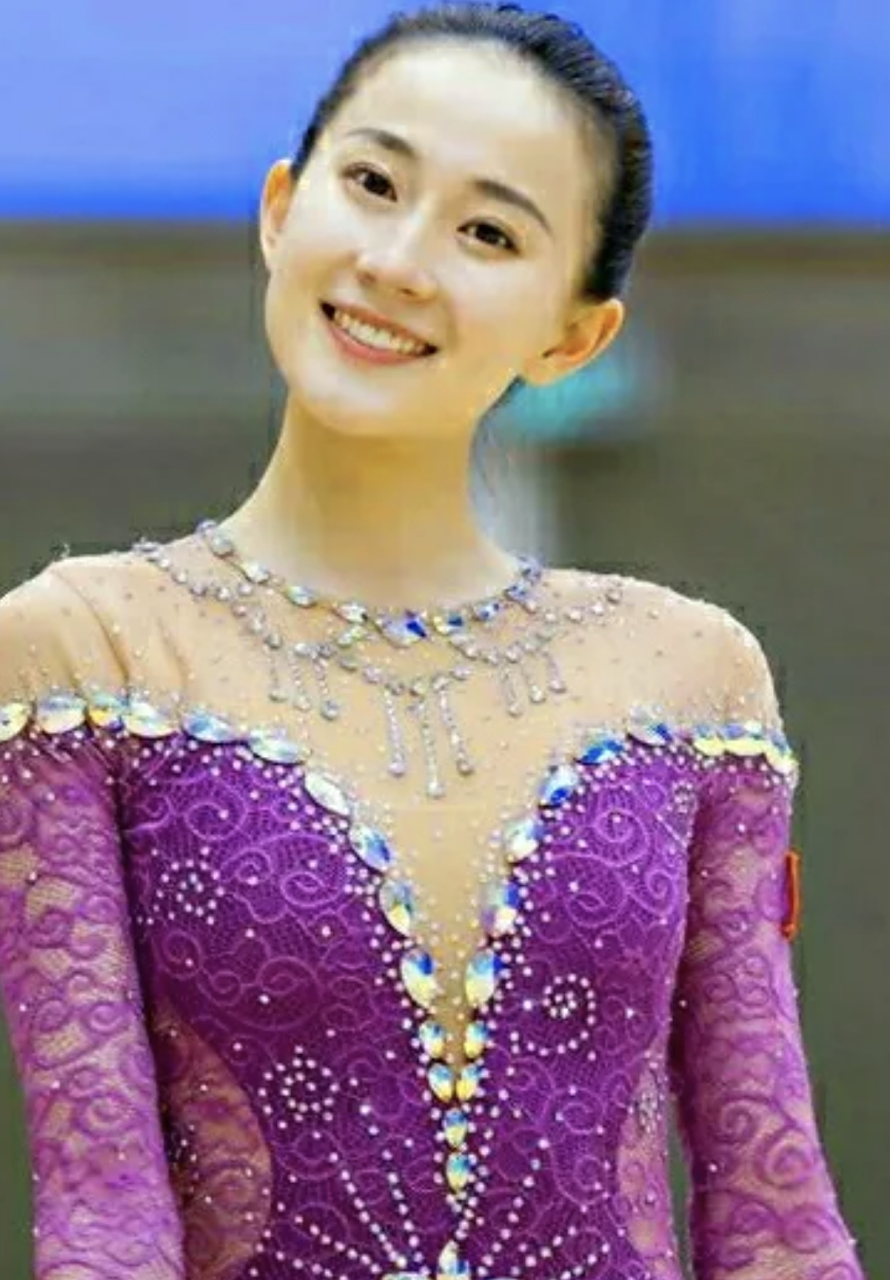 张豆豆是一位中国著名的艺术体操运动员,她的经历也非常丰富.