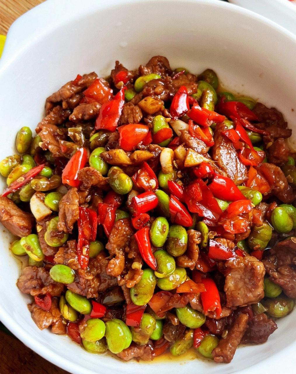 9315准备食材:带壳毛豆,牛肉,肥肉,小米椒,大蒜子,生姜.