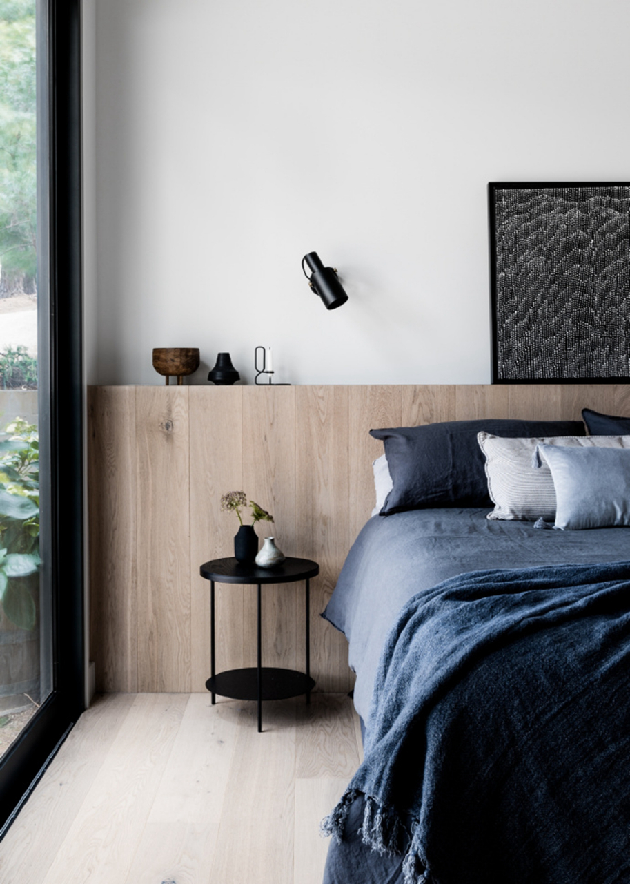 天上鲤鱼斑,明日晒谷不用翻.