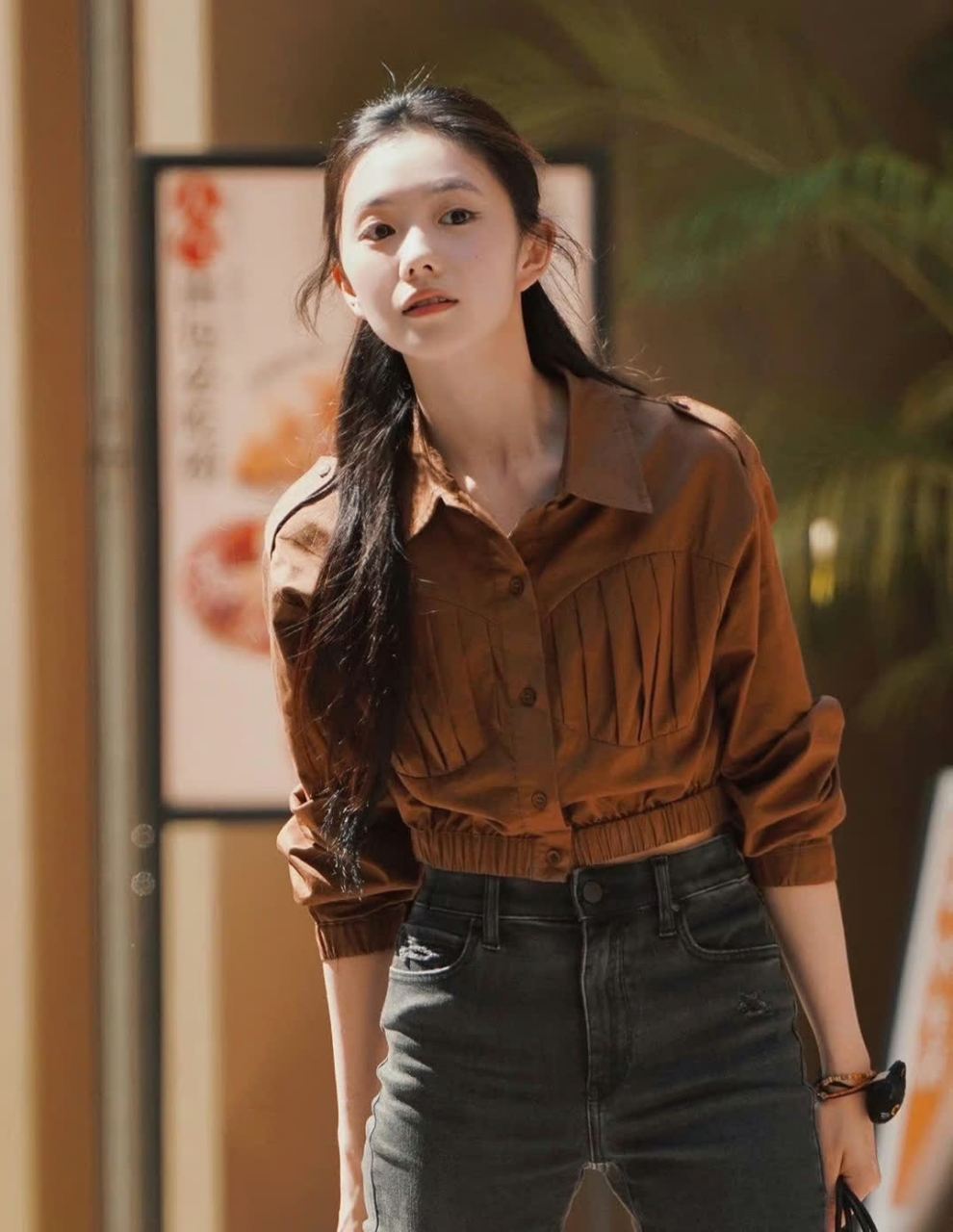 哇,刘浩存好帅啊! 看看她的气质和身材比例,如果不是女明星还能是谁?