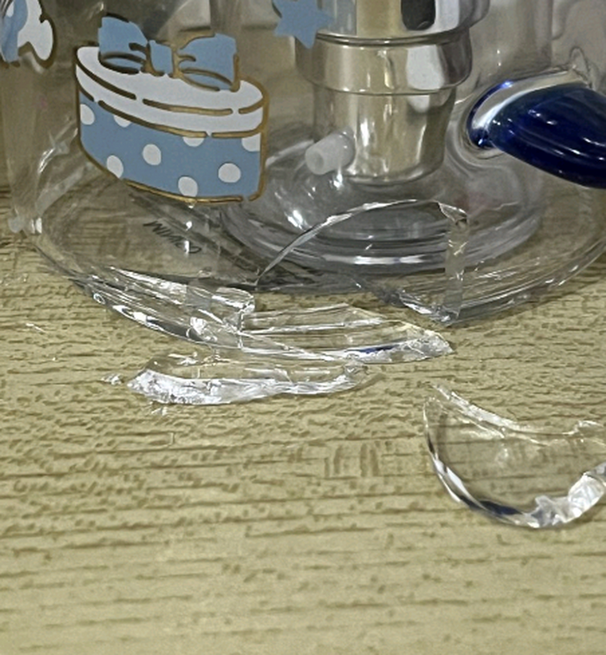 这种玻璃杯也太不结实了,我一碰就碎了