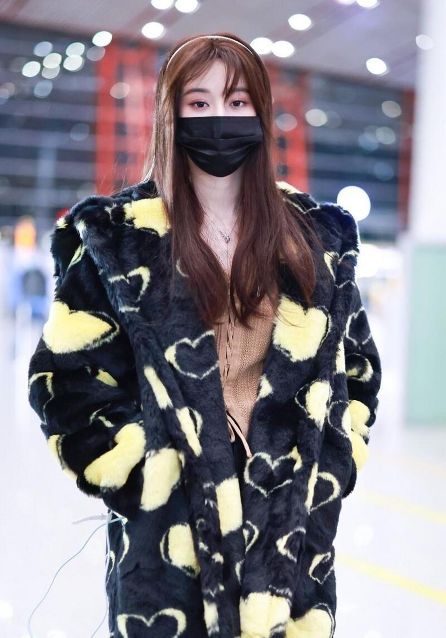 徐艺洋机场街拍 黑色爱心图案皮草 黑色丝袜 绑带长筒靴名媛风十足