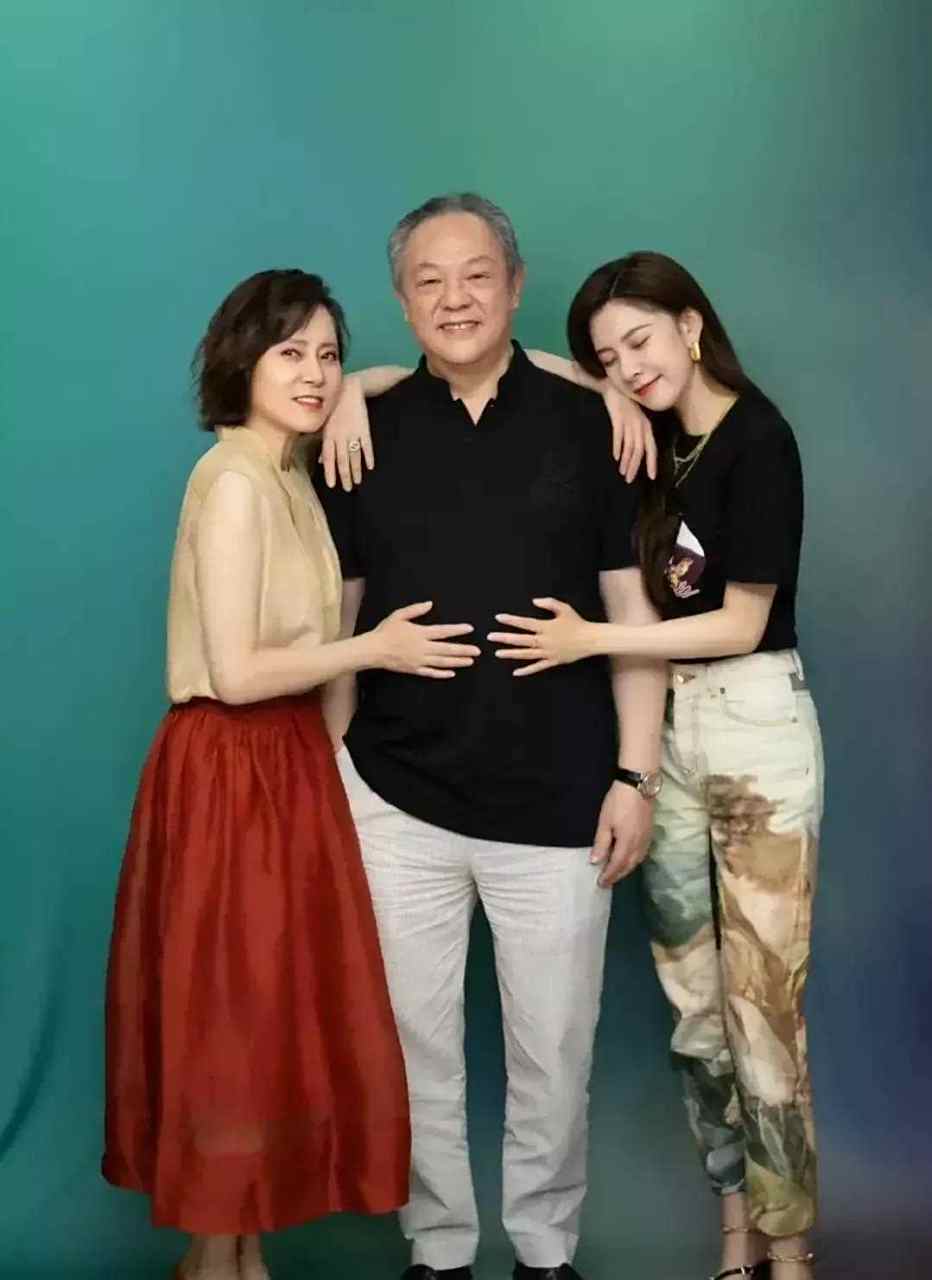 演员宋妍霏罕见晒出一家三口的全家福,宋妈妈的颜值太惊艳了,和女儿