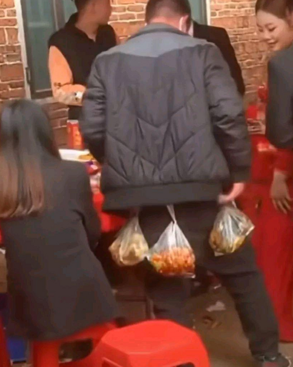 吃席打包很正常,但大哥这打包的也太多了吧