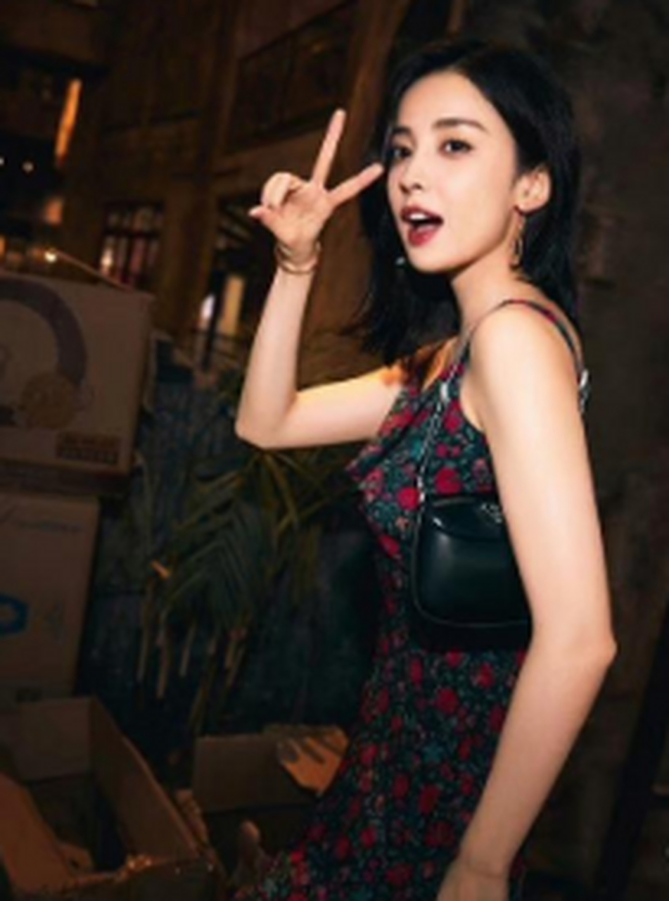 黑色吊带碎花裙,迷人的girl.#古力娜扎