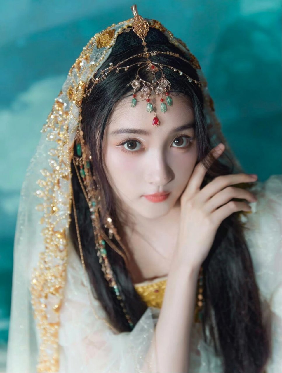 晓彤西域少女妆 来看看她的异域风情  近日,关晓彤以一款西域少女妆