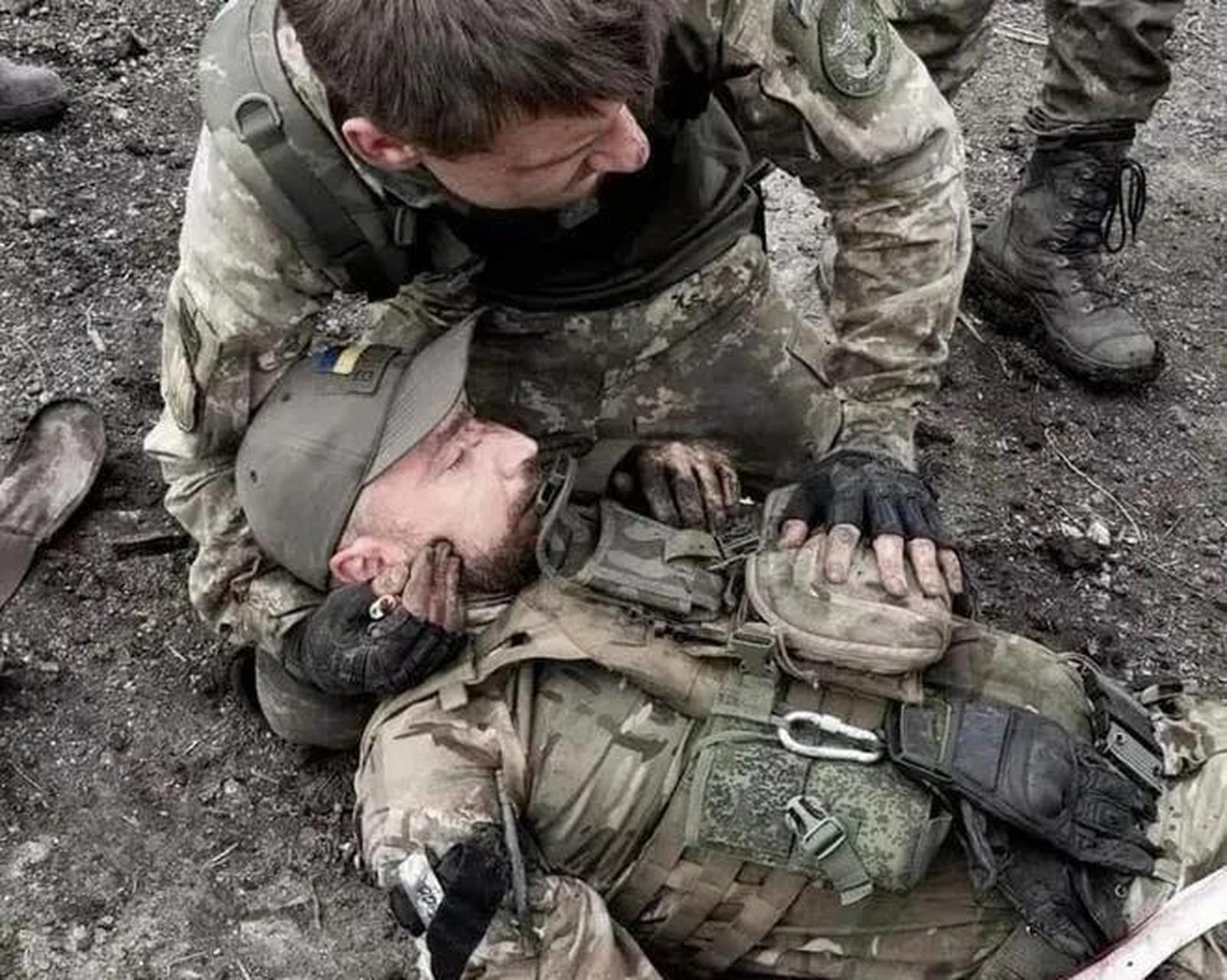 乌克兰士兵在前线忍饥挨饿,受伤牺牲,惨不忍睹.