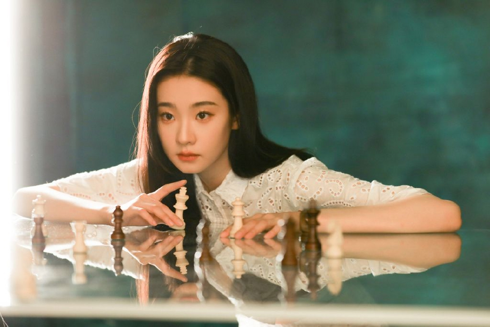 张艺凡《女子推理社》sofigaro桌游角色大片释出,张艺凡身穿轻复古白