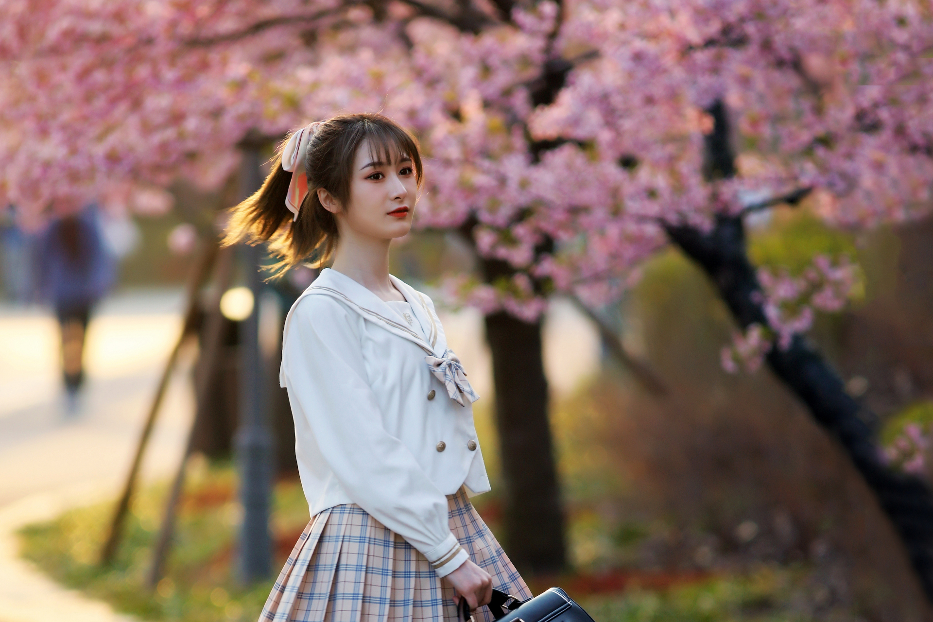 樱花树下,少女穿着精致的jk制服,犹如一朵樱花,清新,柔美.