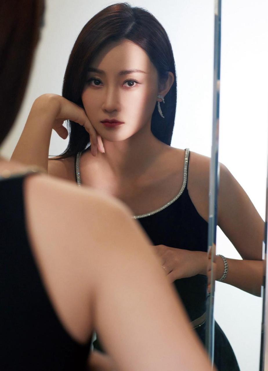 林鹏 性感黑色礼服造型,一颦一笑都那么骄傲和自信