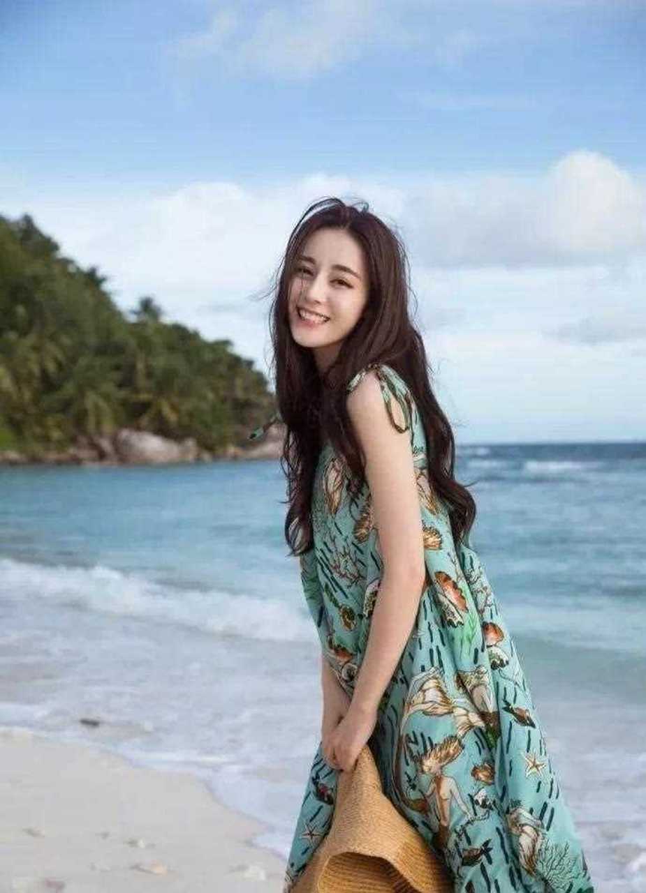迪丽热巴慢游塞舌尔美图曝光 穿吊带长裙微风撩发仙气十足