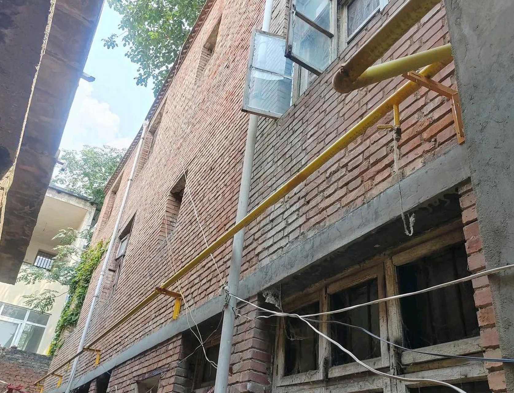 因为天然气的管道在你家外墙固定后,就不能轻易拆除了.