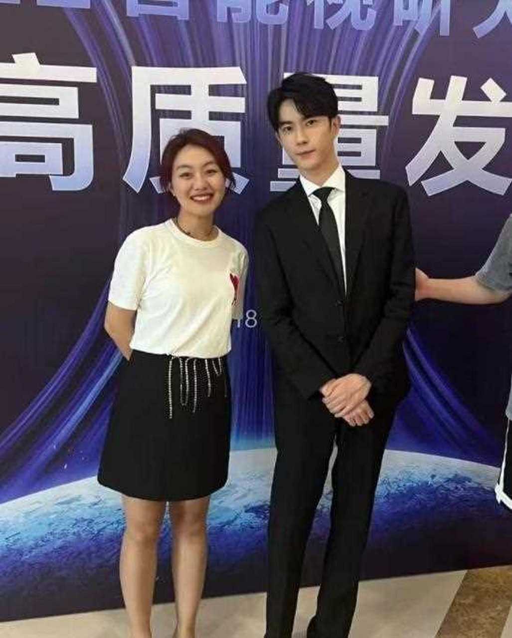 娱乐圈病态审美下的帅哥,于朦胧身高183 cm,体重60 kg,现实生活中比女