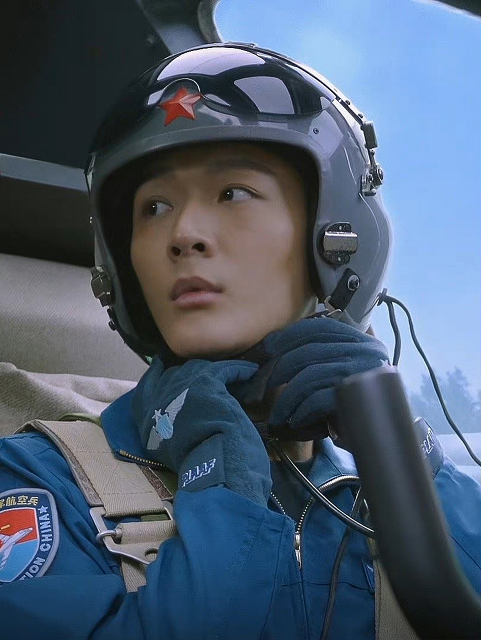 最近湖南卫视有一部反映空军的电视剧,搜索了一下主演的剧照,有一说一
