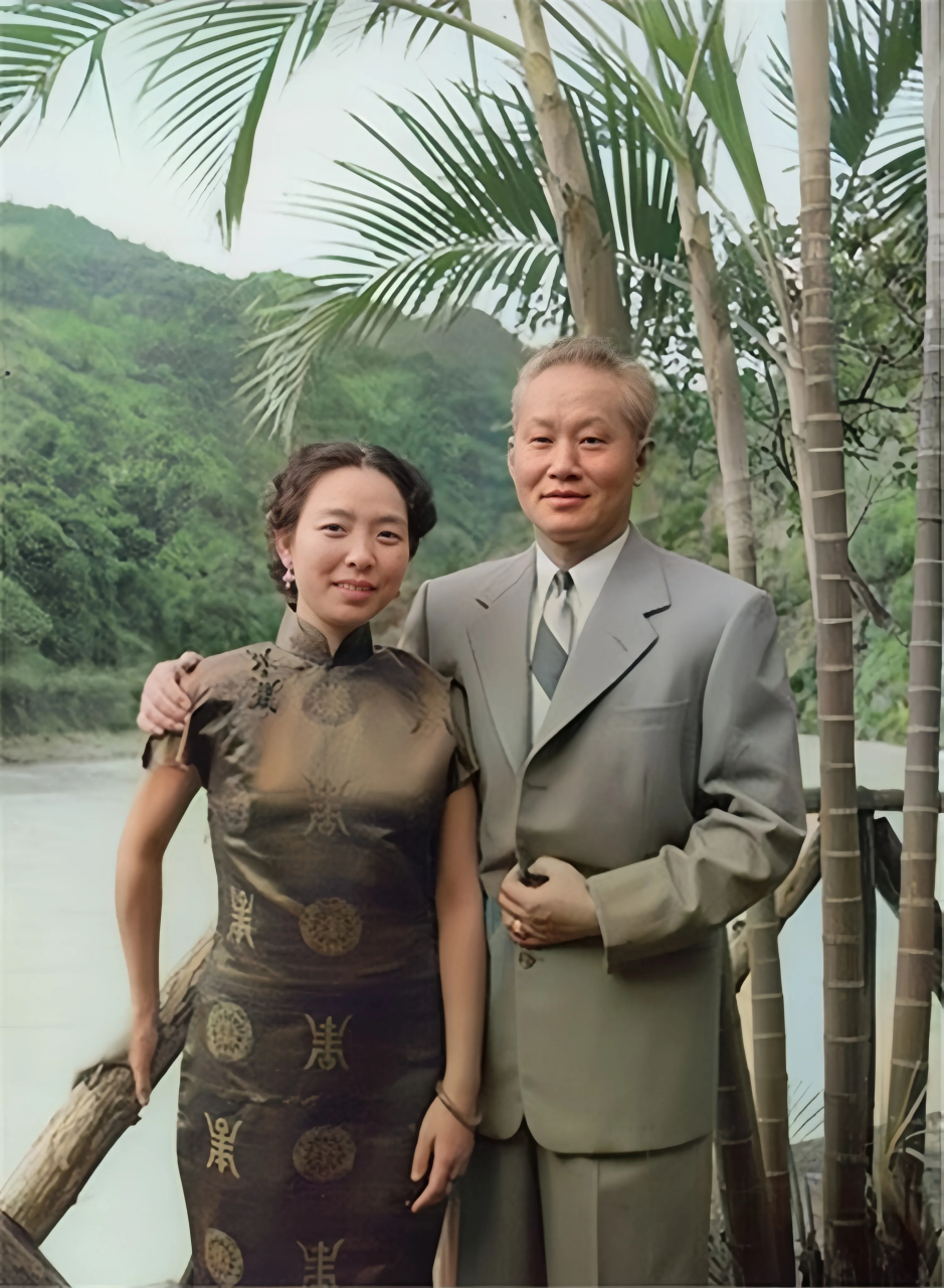 这是孙立人与一生挚爱张晶英的合影,尽管他两鬓斑白,但看上去依然高大