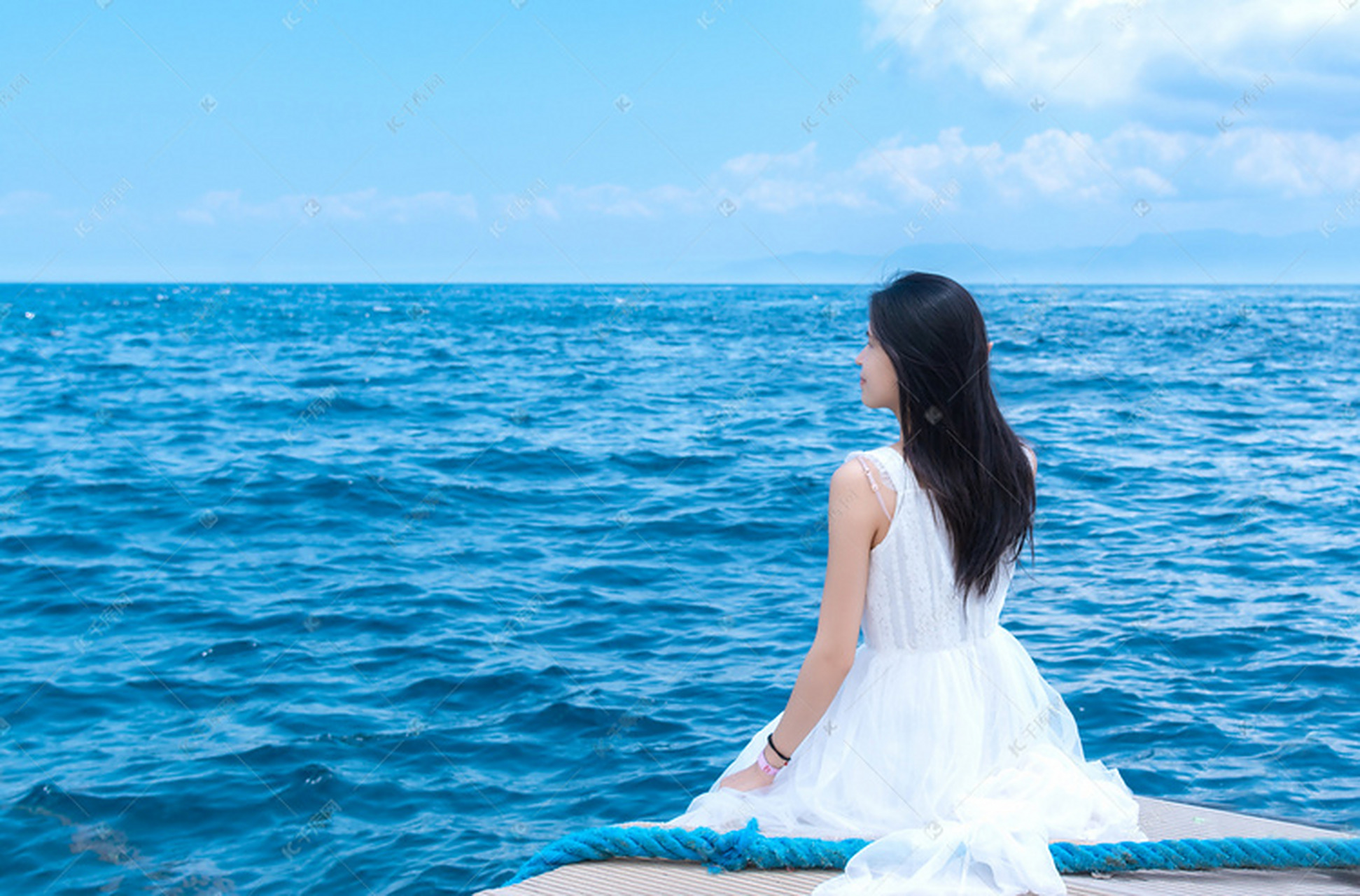 天之涯,海之角,沙滩美女……在中国的南海之滨,大自然珍藏了三亚这样