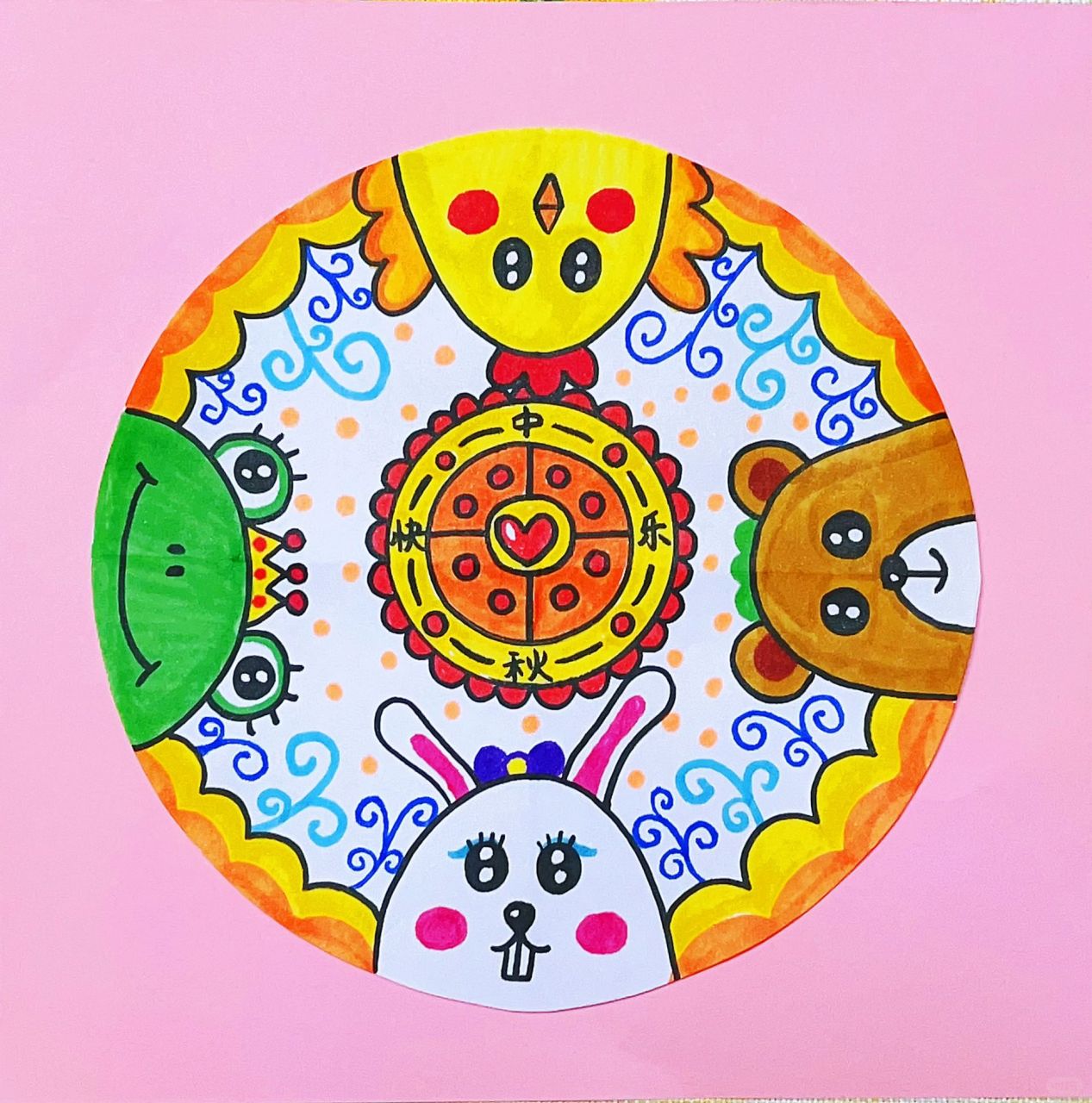 以月饼为中心,环形构图的方式画上自己喜欢的小动物,呈现出热热闹闹过