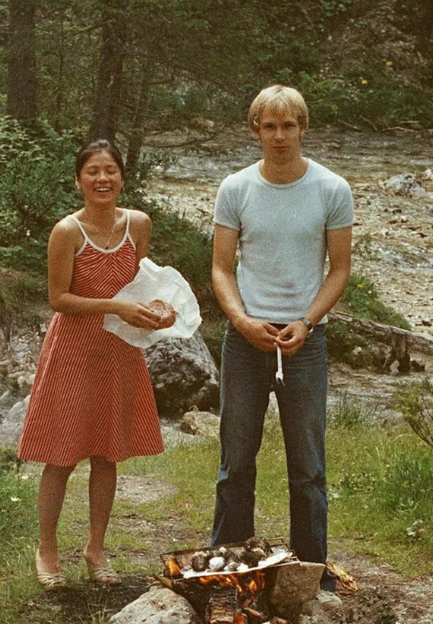 1979年,20岁的翁美玲和他的荷兰籍男友在野外烧烤时的照片,两个人亲自