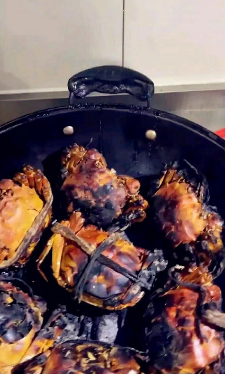 煮螃蟹没注意水,螃蟹都糊了