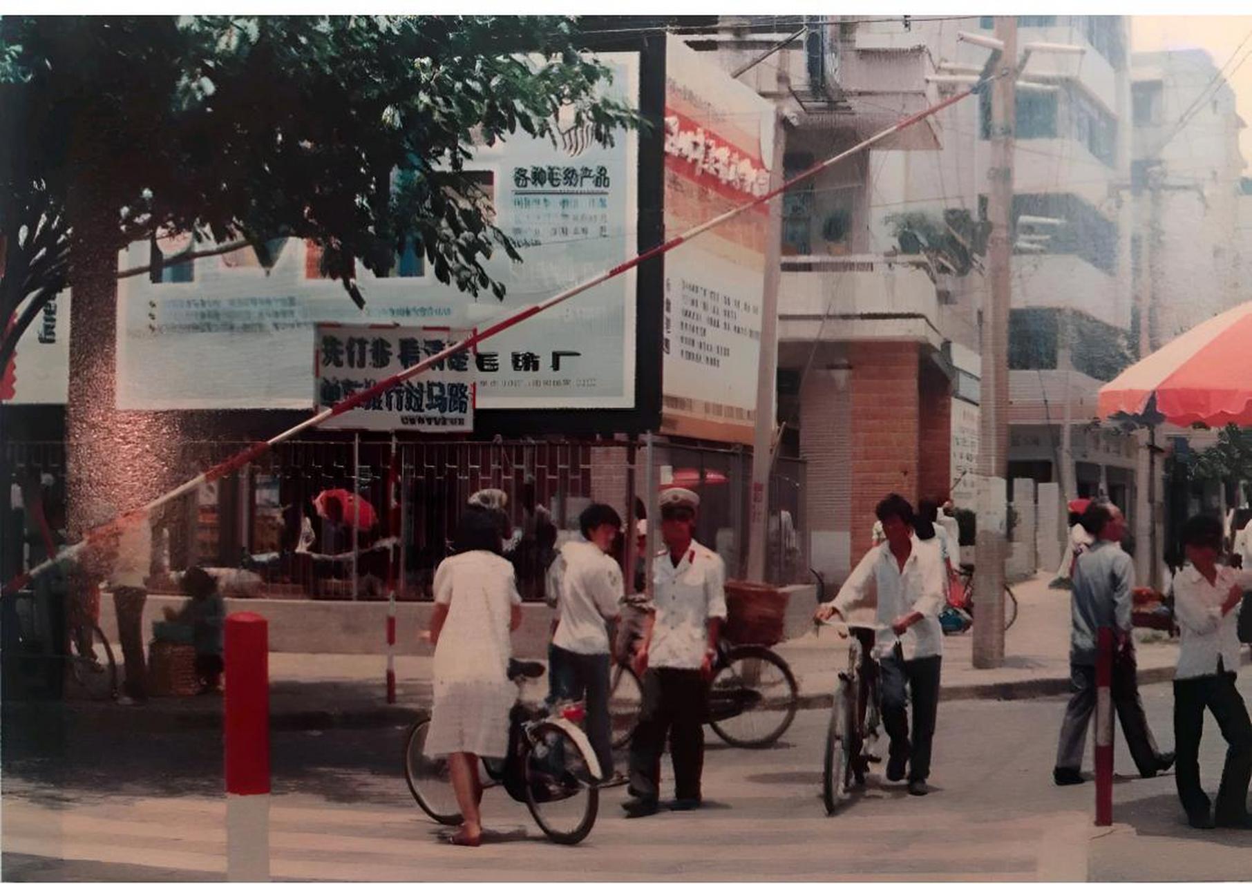 1990年代的深圳街头,几个打扮得花枝招展的女孩,在发廊门口的情景