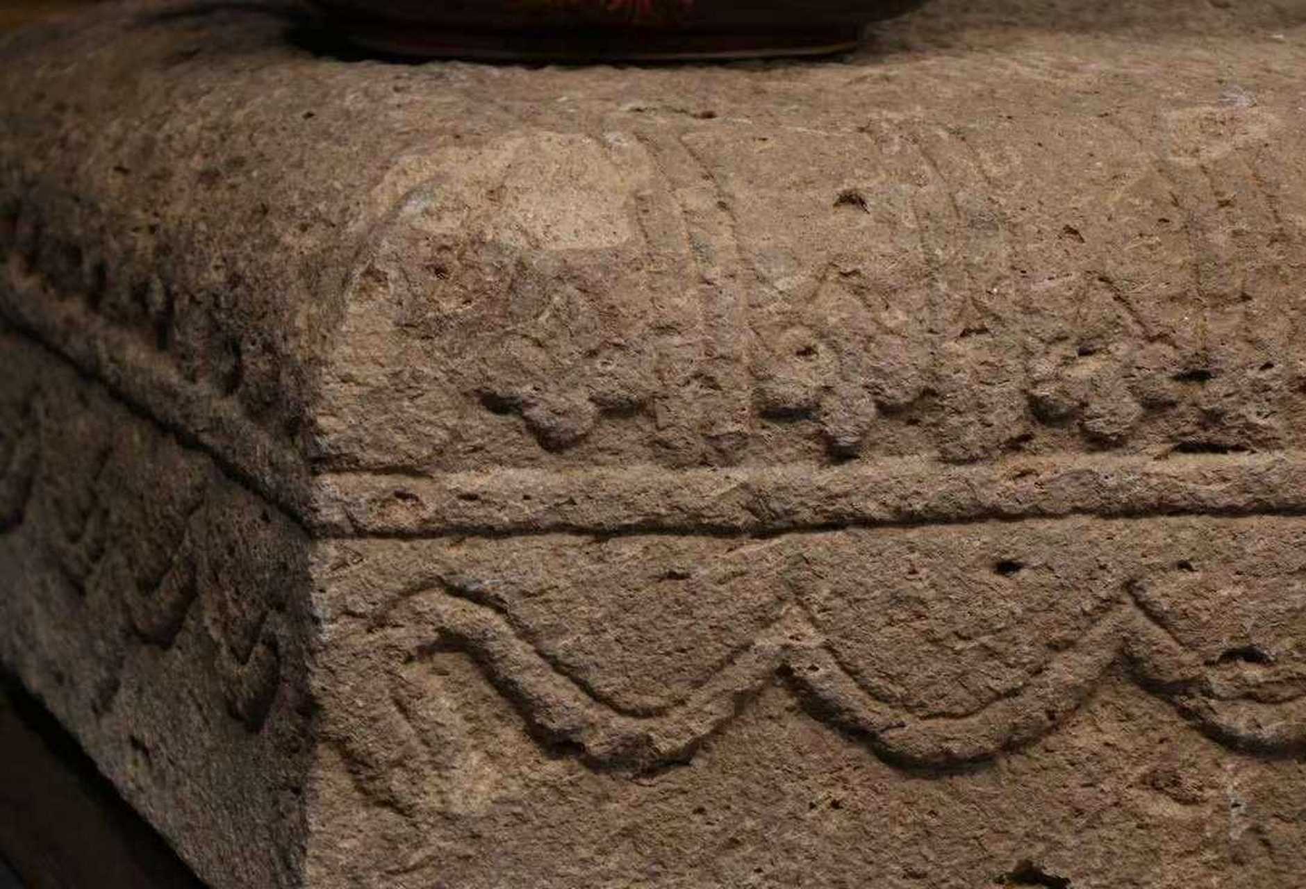 宋代——莲花 须弥座 茶园石 尺寸长94//宽64//高30 器型硕大规整 满