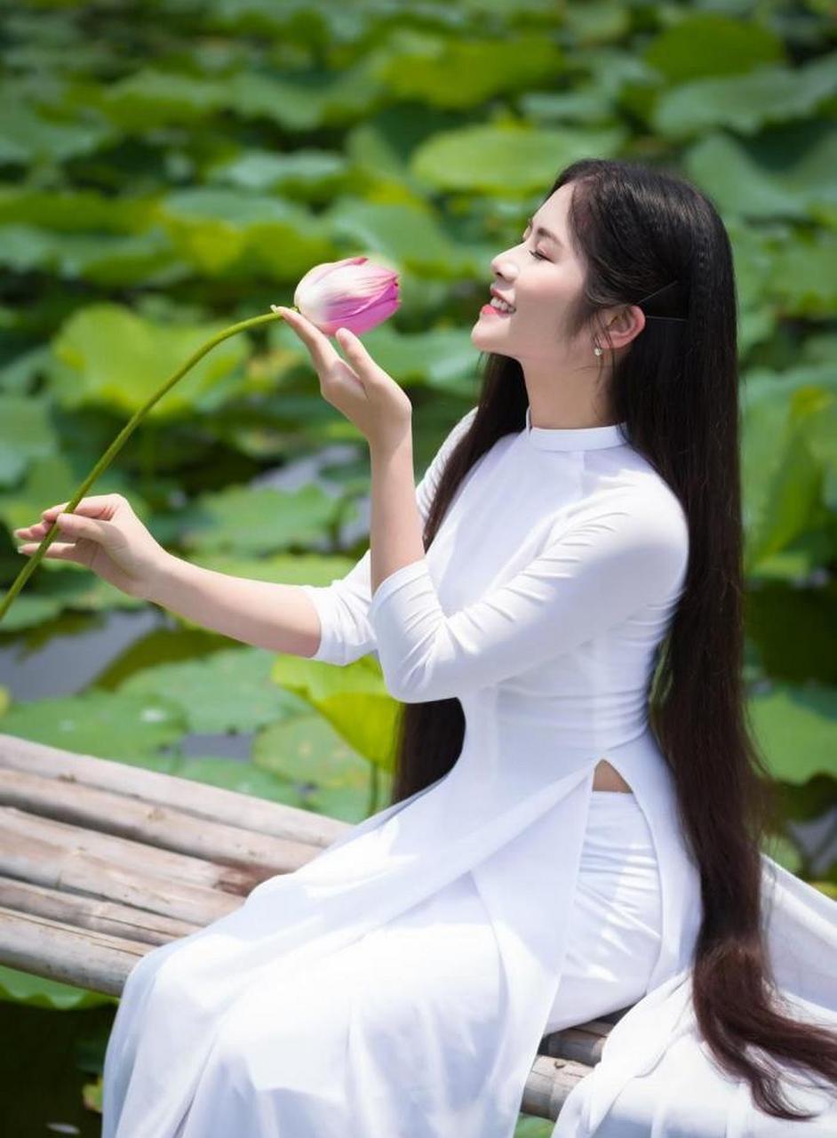 美女图集:穿着纯白色的奥黛,在荷塘里拍写真,画面清新又唯美