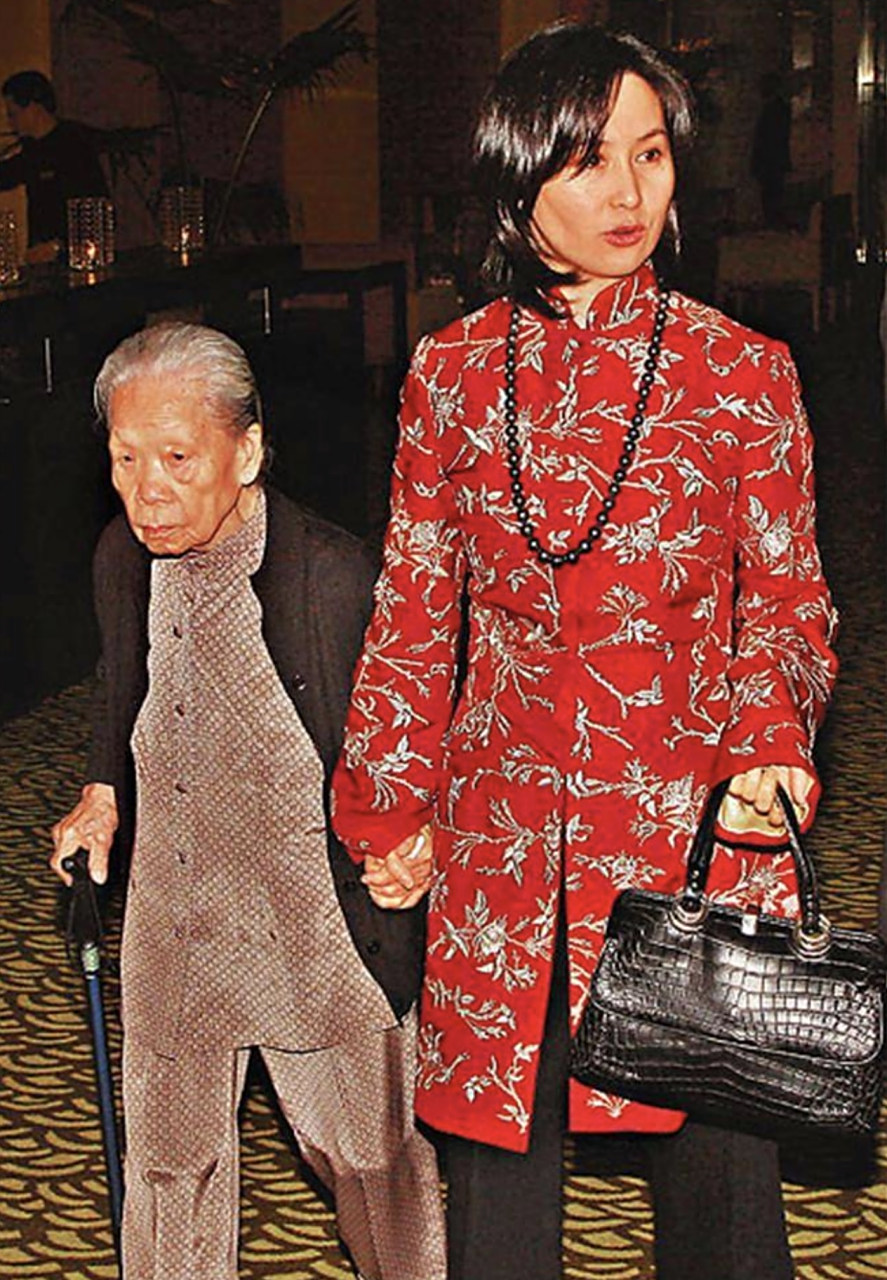 何超琼的保姆晶姐决定回家养老,但何超琼却哽咽求她留下来,并承诺为她